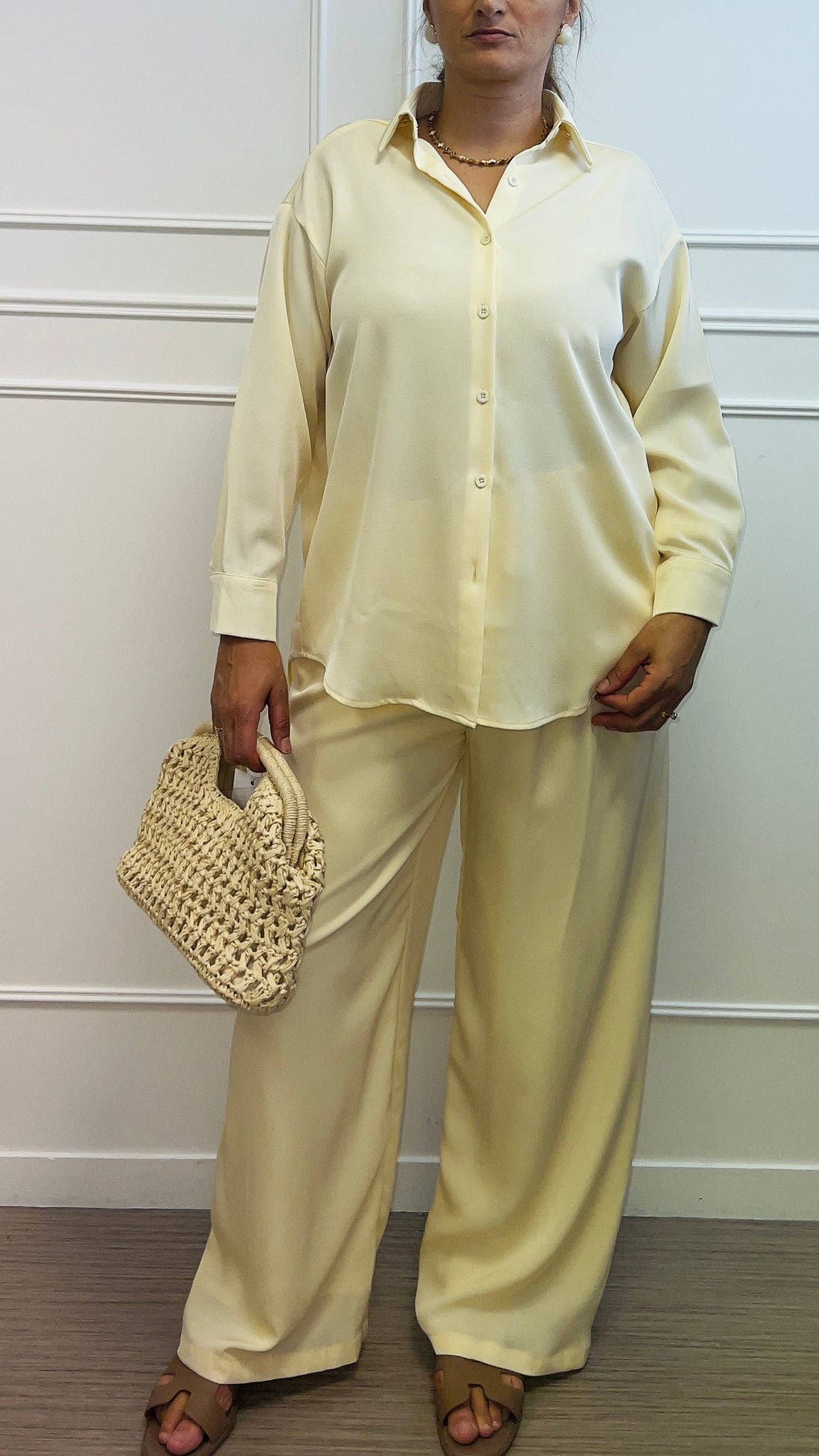 Un ensemble fluide et élégant au coloris crème doux, parfait pour une allure chic, minimaliste et confortable au quotidien.