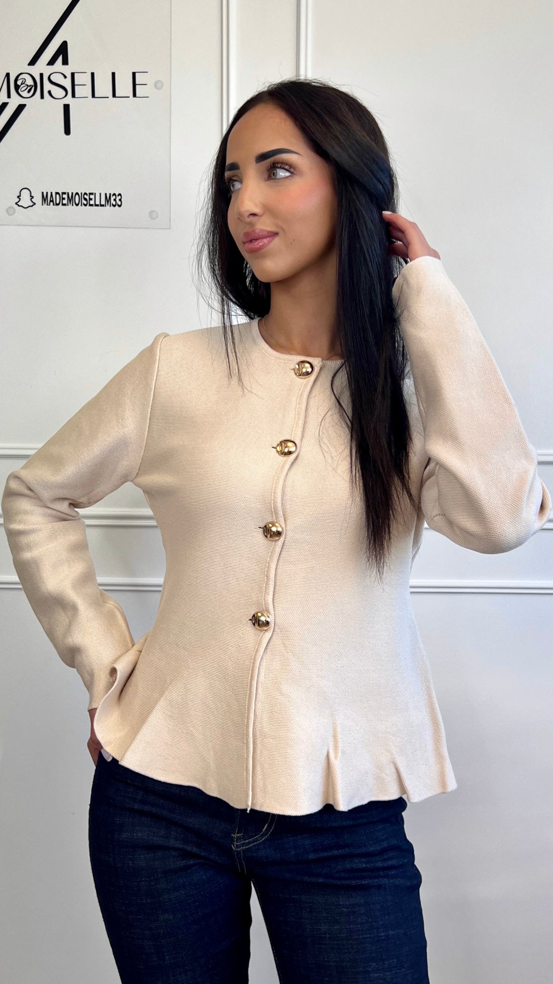 Gilet en maille cintré bouton bijoux