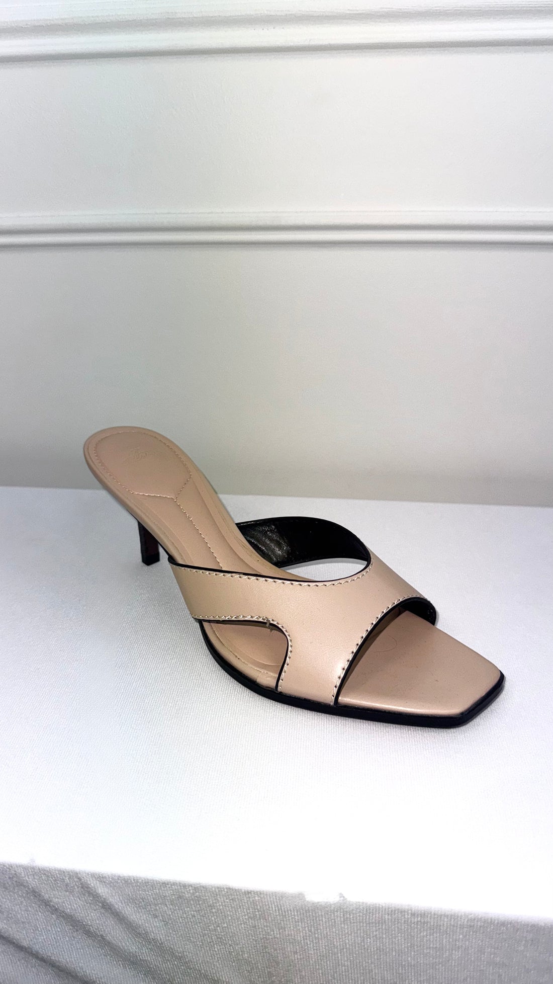Talon beige ouverte